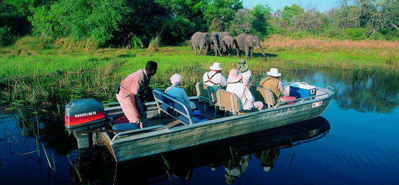 Xigera Camp - Boating Safari